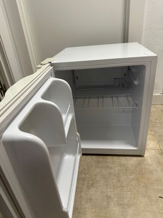 Nevera pequeña blanca