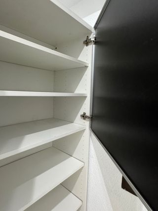 Scaffale alto con ripiani