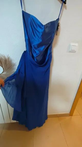 Vestido de ceremonia azul con lazo en la cintura