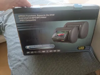 Monitor reposacabezas le fal los cables de corrien