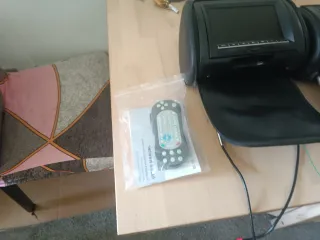 Monitor reposacabezas le fal los cables de corrien