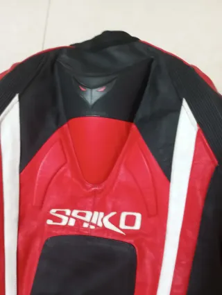 Mono de moto deportivo negro y rojo