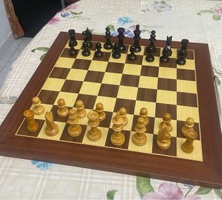 Juego de ajedrez de madera y piezas