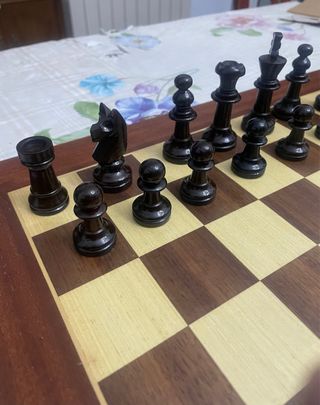 Juego de ajedrez de madera y piezas