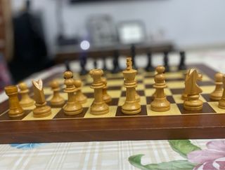 Juego de ajedrez de madera y piezas
