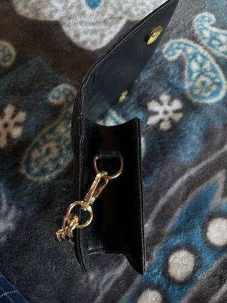 Bolso negro con cadena dorada