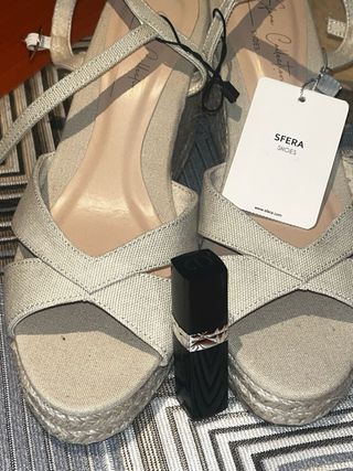 Esparteñas beige y pintalabios Dior