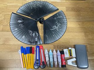 Lote di articoli di cancelleria e ventagli decorativi