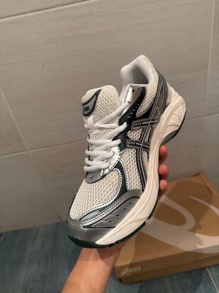 Zapatillas Asics plateadas y blancas