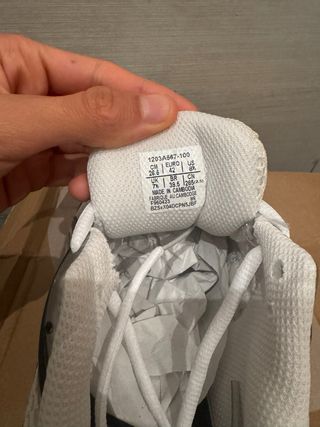 Zapatillas Asics plateadas y blancas