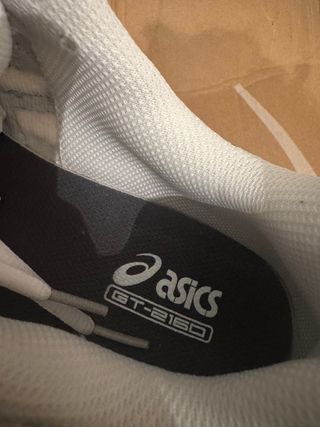 Zapatillas Asics plateadas y blancas