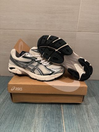 Zapatillas Asics plateadas y blancas