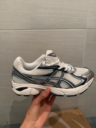 Zapatillas Asics plateadas y blancas