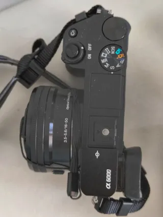 Cámara Sony A6000 con objetivo zoom 55-210