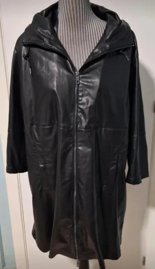 Abrigo Oysho Negro con Capucha