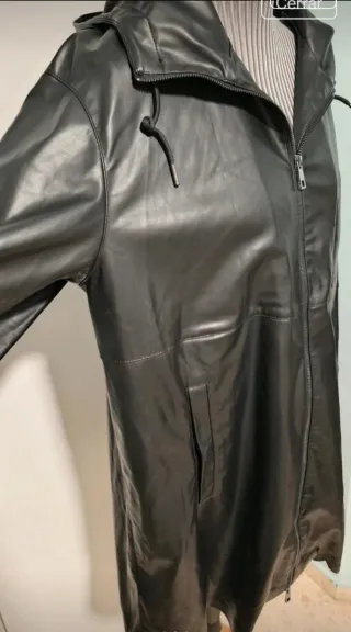 Abrigo Oysho Negro con Capucha