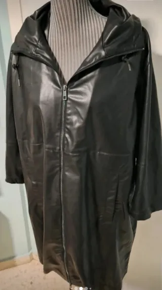 Abrigo Oysho Negro con Capucha