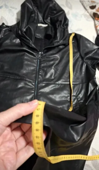 Abrigo Oysho Negro con Capucha