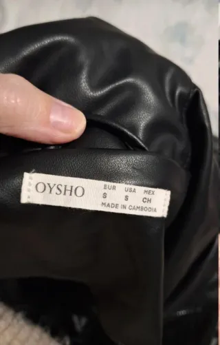 Abrigo Oysho Negro con Capucha