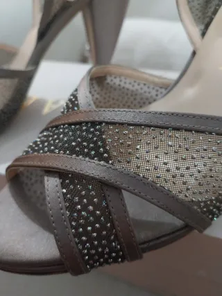 Sandalias elegantes Marian talla 38. Color nude