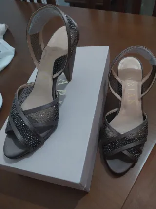 Sandalias elegantes Marian talla 38. Color nude