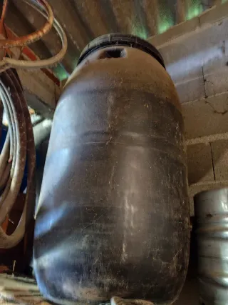 Barriles de plástico azul