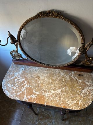 Tocador antiguo de madera y mármol