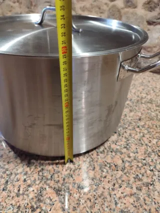 Olla metálica grande con tapa
