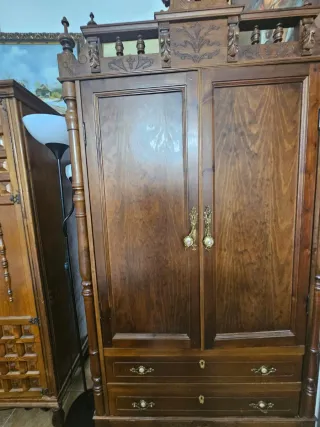 Armario de madera estilo neorrenacentista