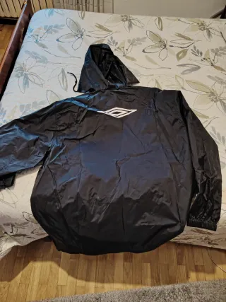 Chubasquero Umbro Negro con Capucha