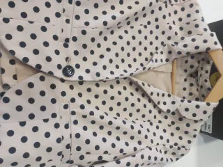 Blazer beige y camisa blanca