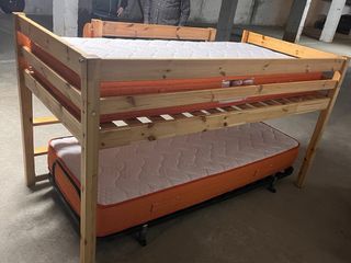 Cama litera de madera con colchones
