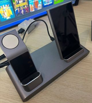 Stazione di ricarica Prestigio. Telefono, orologio, auricolari