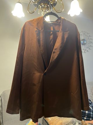 Traje de chaqueta y pantalón marrón