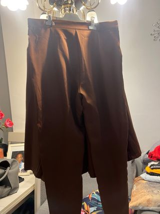 Traje de chaqueta y pantalón marrón