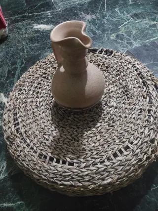 Jarrón de cerámica beige y marrón