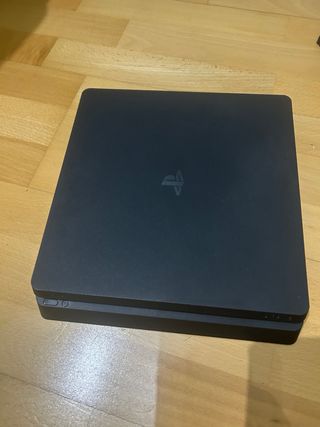 PS4 Slim 1TB + 2 controller + 4 giochi