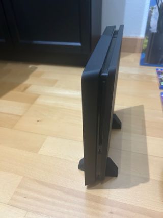 PS4 Slim 1TB + 2 controller + 4 giochi