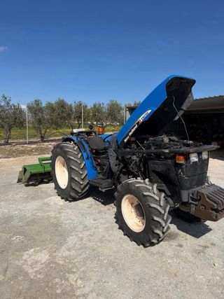 Tractor New Holland con rotocultivador