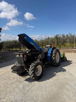 Tractor New Holland con rotocultivador