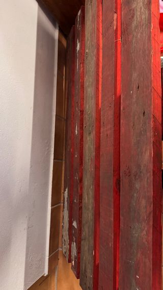 Palé de madera rojo para jardín