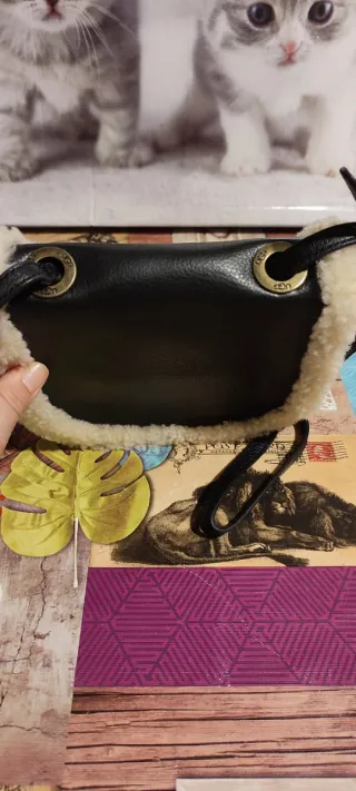 Tracolla UGG Heritage nera e beige