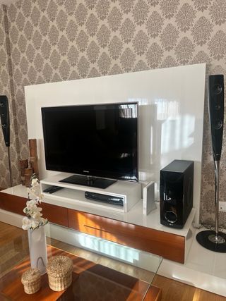 Mueble TV lacado blanco y madera