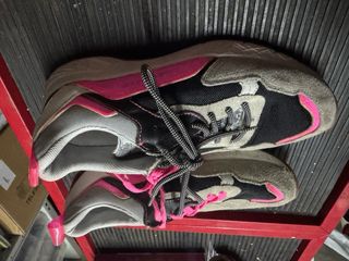 Scarpe da ginnastica grigie e rosa