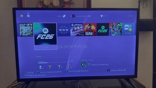 Consola PS4 Slim Nera con TV e due controller