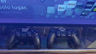 Consola PS4 Slim Nera con TV e due controller