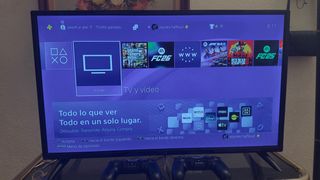 Consola PS4 Slim Nera con TV e due controller