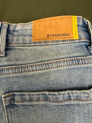 Pantalón vaquero Stradivarius azul claro