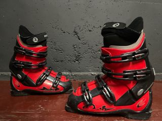 Set sci, bastoncini, scarponi e casco