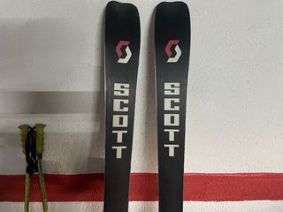 Set sci, bastoncini, scarponi e casco